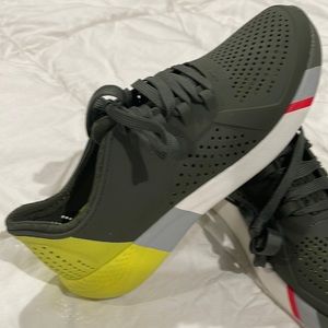 Crocs mens 8 green/yellow